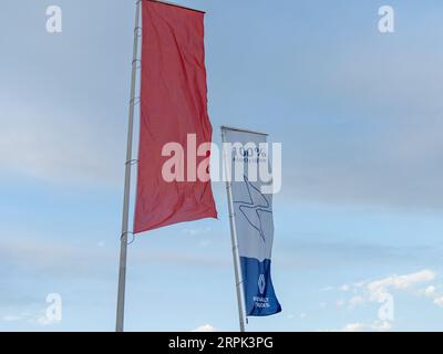 Bordeaux, Frankreich - 08 28 2023 : Renault Trucks rote Flagge Marke Zeichen EV 100% elektrisch und Text-Logo französisch Vorderseite des Händlergeschäfts Geschäft Bus Van LKW ind Stockfoto