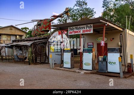 Bemerkenswert ist das Hubschrauberwrack auf dem Dach, der Daly Waters Pub und die Tankstelle in Daly Waters, einer einsamen Stadt (Pop. 55) 820 Kilometer südlich von Darwin im Northern Territory. Stockfoto