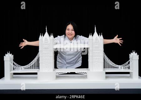 Die Künstlerin Michelle Wibowo präsentiert eine Skulptur der Tower Bridge, die vollständig aus Zucker hergestellt wurde, vor dem Start von Kelloggs Reductive Art Exhibition - A Story of Salt and Sugar, die am 8. Und 9. September in Gallery@Oxo, London, eröffnet wird. Ausgabedatum: Dienstag, 5. September 2023. Stockfoto