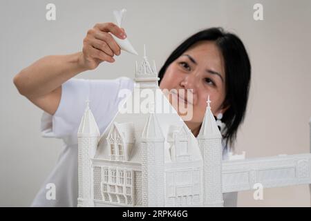 Die Künstlerin Michelle Wibowo präsentiert eine Skulptur der Tower Bridge, die vollständig aus Zucker hergestellt wurde, vor dem Start von Kelloggs Reductive Art Exhibition - A Story of Salt and Sugar, die am 8. Und 9. September in Gallery@Oxo, London, eröffnet wird. Ausgabedatum: Dienstag, 5. September 2023. Stockfoto