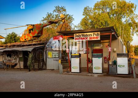 Bemerkenswert ist das Hubschrauberwrack auf dem Dach, der Daly Waters Pub und die Tankstelle in Daly Waters, einer einsamen Stadt (Pop. 55) 820 Kilometer südlich von Darwin im Northern Territory. Stockfoto