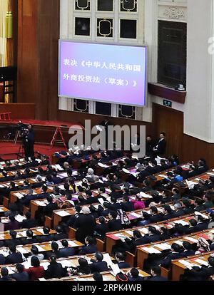 191229 -- PEKING, 29. Dezember 2019 -- die zweite Sitzung des 13. Nationalen Volkskongresses NPC hält seine Abschlusssitzung in der Großen Halle des Volkes in Peking, der Hauptstadt Chinas, am 15. März 2019 ab. Chinas nationale Legislative verabschiedete das ausländische Investitionsgesetz auf dem Treffen. 1. AUSLÄNDISCHES INVESTITIONSRECHT ZUR FÖRDERUNG der ÖFFNUNG auf HOHER EBENE die zweite Sitzung des 13. Nationalen Volkskongresses am 15. März verabschiedete das ausländische Investitionsgesetz, das am 1. Januar 2020 in Kraft treten wird. Die Verabschiedung des Gesetzes ist eine wichtige Maßnahme zur Umsetzung des Beschlusses und der Regelung der Kommunistischen Partei von Stockfoto