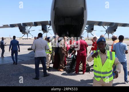 191230 -- PEKING, 30. Dezember 2019 -- medizinische Mitarbeiter transportieren die Verwundeten an einem Flughafen in Mogadischu, Hauptstadt Somalias, 29. Dezember 2019. Bei einem Selbstmordattentat in Mogadischu am Samstag starben mindestens 79 Menschen, 149 weitere wurden verletzt. Foto von /Xinhua XINHUA FOTOS DES TAGES HassanxBashi PUBLICATIONxNOTxINxCHN Stockfoto