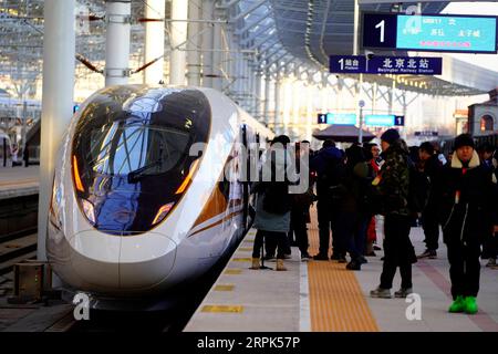 191230 -- PEKING, 30. Dezember 2019 -- Menschen warten auf den G8811-Hochgeschwindigkeitszug nach Taizicheng Railway Station am Beijing North Railway Station in Peking, Hauptstadt von China, 30. Dezember 2019. Die Hochgeschwindigkeitsstrecke zwischen Peking und Zhangjiakou in der nordchinesischen Provinz Hebei wurde am Montag in Betrieb genommen. Chongli Railway, eine Zweigstrecke der Peking-Zhangjiakou-Hochgeschwindigkeitsbahn, wurde ebenfalls in Betrieb genommen. CHINA-PEKING-ZHANGJIAKOU-HOCHGESCHWINDIGKEITS-EISENBAHNERÖFFNUNG CN XINGXGUANGLI PUBLICATIONXNOTXINXCHN Stockfoto