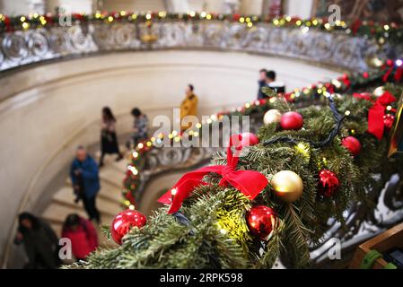 191230 -- PARIS, 30. Dezember 2019 -- farbenfrohe Dekorationen sind im Chantilly Castle, nördlich von Paris, Frankreich, 29. Dezember 2019 zu sehen. Festliche Dekorationen wie majestätische Weihnachtsbäume und ein 12 Meter langer Festtisch mit Partydekorationen werden im Chantilly Castle zu Weihnachten und dem kommenden Neujahr gesehen. Die Dekorationen werden bis zum 5. Januar 2020 präsentiert. FRANCE-CHANTILLY CASTLE-FESTIVAL-DEKORATIONEN GaoxJing PUBLICATIONxNOTxINxCHN Stockfoto