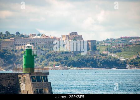 Landschaft der Küste und der Burg aragon vom Hafen von Pozzuoli, Neapel, Kampanien, Italien aus gesehen Stockfoto