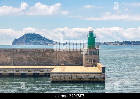 Landschaft der Küste vom Hafen von Pozzuoli, Neapel, Kampanien, Italien aus gesehen Stockfoto