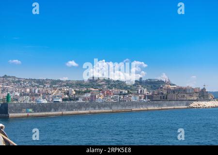 Landschaft der Küste vom Hafen von Pozzuoli, Neapel, Kampanien, Italien aus gesehen Stockfoto