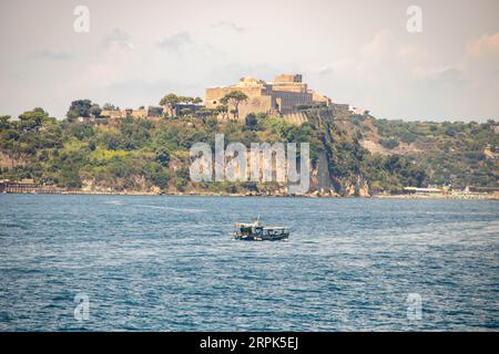 Die aragonische Burg Baia aus dem Golf von Pozzuoli Stockfoto