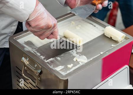 Thailand Wok gebratenes Eis rollt mit freeze Pan. Organische, natürliche gerollt Eis, Dessert. Kochen, Vorbereitung Stockfoto