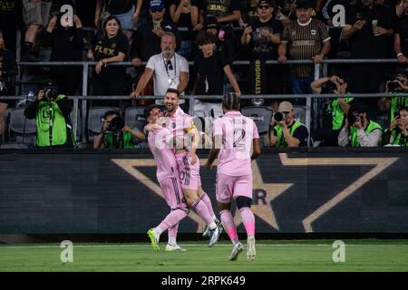 Inter Miami Mittelfeldspieler Facundo Farías (11) feiert ein Tor mit Stürmer Lionel Messi (10) während eines MLS-Spiels gegen LAFC am Sonntag, September Stockfoto