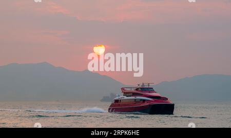 Der berühmte Hong Kong Macau Ferry TURBOJET nimmt die Segeldienste wieder auf, nachdem die Beschränkungen der COVID-Pandemie zwischen Macau und Hongkong, China, gesenkt wurden. Stockfoto