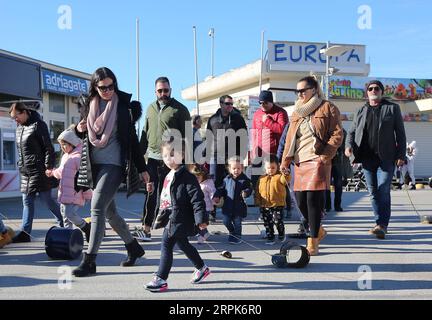 191231 -- PRIMOSTEN KROATIEN, 31. Dezember 2019 -- Menschen schleppen Metalldinge, um während der Silvesterfeiern in Primosten, Kroatien, am 31. Dezember 2019 Geräusche zu machen. Dies ist ein traditioneller Brauch, sich vom letzten Jahr zu verabschieden. /Pixsell Via Xinhua KROATIEN-PRIMOSTEN-SILVESTERFEIERN DuskoxJaramaz PUBLICATIONxNOTxINxCHN Stockfoto