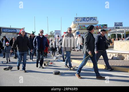 191231 -- PRIMOSTEN KROATIEN, 31. Dezember 2019 -- Menschen schleppen Metalldinge, um während der Silvesterfeiern in Primosten, Kroatien, am 31. Dezember 2019 Geräusche zu machen. Dies ist ein traditioneller Brauch, sich vom letzten Jahr zu verabschieden. /Pixsell Via Xinhua KROATIEN-PRIMOSTEN-SILVESTERFEIERN DuskoxJaramaz PUBLICATIONxNOTxINxCHN Stockfoto