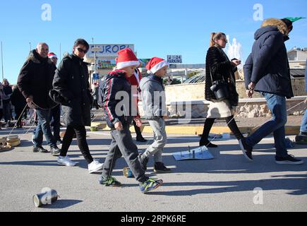 191231 -- PRIMOSTEN KROATIEN, 31. Dezember 2019 -- Menschen schleppen Metalldinge, um während der Silvesterfeiern in Primosten, Kroatien, am 31. Dezember 2019 Geräusche zu machen. Dies ist ein traditioneller Brauch, sich vom letzten Jahr zu verabschieden. /Pixsell Via Xinhua KROATIEN-PRIMOSTEN-SILVESTERFEIERN DuskoxJaramaz PUBLICATIONxNOTxINxCHN Stockfoto