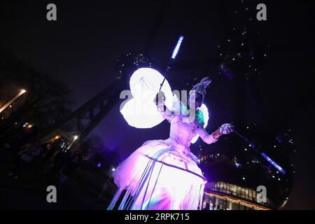200101 -- BRÜSSEL, 1. Januar 2020 -- Eine Tänzerin tritt auf, um das neue Jahr in der Nähe des Atomiums in Brüssel, Belgien, am 31. Dezember 2019 zu feiern. BELGIEN-BRÜSSEL-NEUJAHRSFEIER ZhengxHuansong PUBLICATIONxNOTxINxCHN Stockfoto