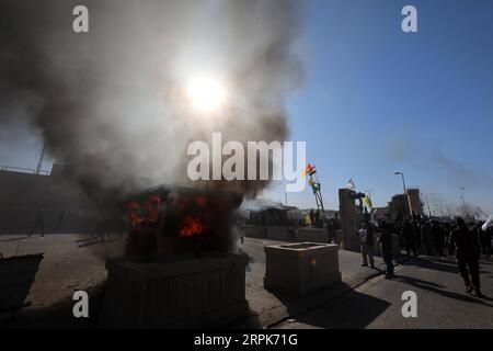 200101 -- PEKING, 1. Januar 2020 -- Demonstranten versammeln sich am 31. Dezember 2019 vor der US-Botschaft in Bagdad, Irak. Hunderte Demonstranten, die an der Trauer um die Hashd Shaabi-Mitglieder teilnahmen, die durch US-Angriffe im Irak getötet wurden, stürmten am Dienstag die US-Botschaft in der Grünen Zone von Bagdad, sagte ein Sicherheitsbeamter. Viele der Demonstranten, die die Militäruniformen von Hashd Shaabi trugen, versammelten sich vor der Botschaft und skandierten Parolen, in denen sie die Luftangriffe der US-Streitkräfte gegen die Basen von Hashd Shaabi im Irak verurteilten. Khalil Dawood XINHUA FOTOS DES TAGES BaixPing PUBLICATIONxNOTxINxCHN Stockfoto