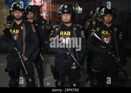 200101 -- DHAKA, 1. Januar 2020 -- Bangladeschs Anti-Verbrechen-Elite Force Rapid Action Battalion RAB steht Wache mit Waffen auf der Straße in Dhaka, Bangladesch, 31. Dezember 2019. Bangladesch hat die Sicherheit in der Hauptstadt Dhaka im Vorfeld von Silvester erhöht. Streiktruppen und mobile Teams patrouillieren rund um die Uhr in sensiblen Dhaka-Gebieten, um unangenehme Vorfälle zu vermeiden. STR/Xinhua BANGLADESCH-DHAKA-NEW YEAR S EVE-SECURITY-STRAFFUNG Naim-ul-karim PUBLICATIONxNOTxINxCHN Stockfoto