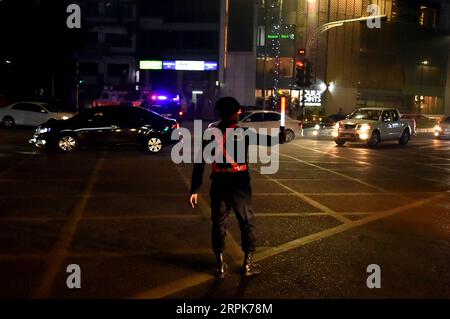 200101 -- DHAKA, 1. Januar 2020 -- Ein Mitglied der Anti-Kriminalität Elite Force Rapid Action Battalion RAB leitet den Verkehr in Dhaka, Bangladesch, 1. Januar 2020. Bangladesch hat die Sicherheit in der Hauptstadt Dhaka im Vorfeld von Silvester erhöht. Streiktruppen und mobile Teams patrouillieren rund um die Uhr in sensiblen Dhaka-Gebieten, um unangenehme Vorfälle zu vermeiden. STR/Xinhua BANGLADESCH-DHAKA-NEW YEAR S EVE-SECURITY-STRAFFUNG Naim-ul-karim PUBLICATIONxNOTxINxCHN Stockfoto