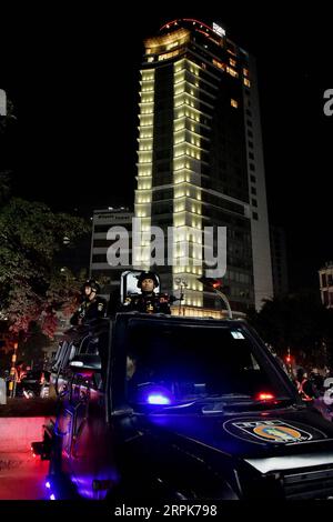 200101 -- DHAKA, 1. Januar 2020 -- Bangladeschs Anti-Verbrechen-Elite Force Rapid Action Battalion RAB steht Wache mit Waffen auf der Straße in Dhaka, Bangladesch, 1. Januar 2020. Bangladesch hat die Sicherheit in der Hauptstadt Dhaka im Vorfeld von Silvester erhöht. Streiktruppen und mobile Teams patrouillieren rund um die Uhr in sensiblen Dhaka-Gebieten, um unangenehme Vorfälle zu vermeiden. STR/Xinhua BANGLADESCH-DHAKA-NEW YEAR S EVE-SECURITY-STRAFFUNG Naim-ul-karim PUBLICATIONxNOTxINxCHN Stockfoto