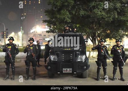 200101 -- DHAKA, 1. Januar 2020 -- Bangladeschs Anti-Verbrechen-Elite Force Rapid Action Battalion RAB steht Wache mit Waffen auf der Straße in Dhaka, Bangladesch, 1. Januar 2020. Bangladesch hat die Sicherheit in der Hauptstadt Dhaka im Vorfeld von Silvester erhöht. Streiktruppen und mobile Teams patrouillieren rund um die Uhr in sensiblen Dhaka-Gebieten, um unangenehme Vorfälle zu vermeiden. STR/Xinhua BANGLADESCH-DHAKA-NEW YEAR S EVE-SECURITY-STRAFFUNG Naim-ul-karim PUBLICATIONxNOTxINxCHN Stockfoto