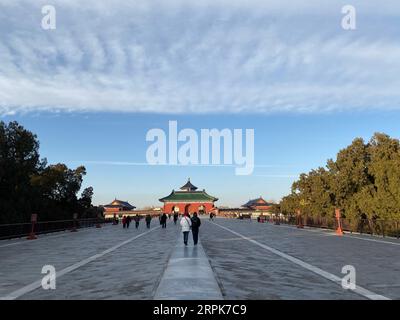 200101 -- PEKING, 1. Januar 2020 -- mobiles Foto zeigt Menschen, die den Himmelstempel in Peking, der Hauptstadt Chinas, besuchen, 17. Dezember 2019. BeijingCandid CHINA-BEIJING-WINTER-TEMPEL DES HIMMELS CN JinxHaoyuan PUBLICATIONxNOTxINxCHN Stockfoto