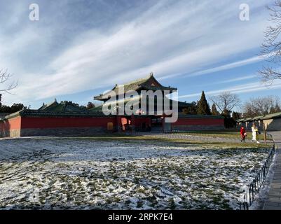 200101 -- PEKING, 1. Januar 2020 -- mobiles Foto zeigt Menschen, die den Himmelstempel in Peking, der Hauptstadt Chinas, besuchen, 17. Dezember 2019. BeijingCandid CHINA-BEIJING-WINTER-TEMPEL DES HIMMELS CN JinxHaoyuan PUBLICATIONxNOTxINxCHN Stockfoto