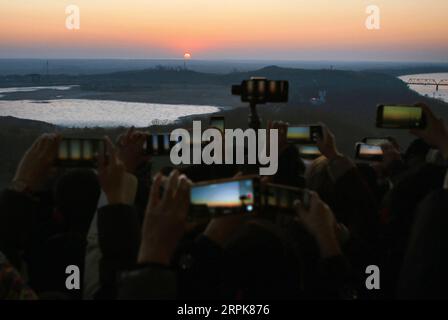 200102 -- PEKING, 2. Januar 2020 -- Menschen beobachten die Sonnenaufgangslandschaft in Hunchun, nordöstliche chinesische Provinz Jilin, 1. Januar 2020. XINHUA FOTOS DES TAGES LuoxYuan PUBLICATIONxNOTxINxCHN Stockfoto