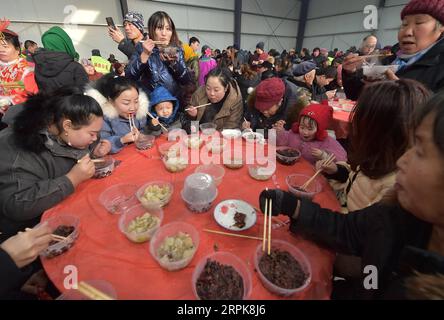 200102 -- ZHANGJIAKOU, 2. Januar 2020 -- lokale Dorfbewohner essen LABA-Haferbrei, um das LABA-Festival im Dorf Yongquanzhuang in Zhangjiakou, Provinz Hebei in Nordchina, 2. Januar 2020 zu feiern. Das LABA Festival, buchstäblich der achte Tag des 12. Mondmonats, gilt als Auftakt zum Frühlingsfest, dem chinesischen Neujahrsfest. Es ist üblich, an diesem Tag LABA Porridge zu essen. CHINA-HEBEI-LABA FESTIVAL-CELEBRATIONS CN LIXHE PUBLICATIONXNOTXINXCHN Stockfoto