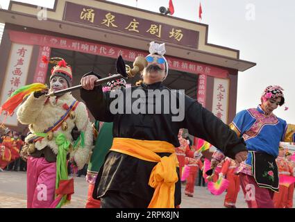 200102 -- ZHANGJIAKOU, 2. Januar 2020 -- lokale Dorfbewohner führen Yangge-Tanz auf, um das LABA-Festival im Dorf Yongquanzhuang in Zhangjiakou, Provinz Hebei, im Norden Chinas, 2. Januar 2020 zu feiern. Das LABA Festival, buchstäblich der achte Tag des 12. Mondmonats, gilt als Auftakt zum Frühlingsfest, dem chinesischen Neujahrsfest. Es ist üblich, an diesem Tag LABA Porridge zu essen. CHINA-HEBEI-LABA FESTIVAL-CELEBRATIONS CN LIXHE PUBLICATIONXNOTXINXCHN Stockfoto