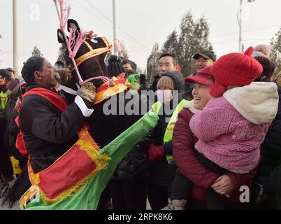 200102 -- ZHANGJIAKOU, 2. Januar 2020 -- lokale Dorfbewohner führen Yangge-Tanz auf, um das LABA-Festival im Dorf Yongquanzhuang in Zhangjiakou, Provinz Hebei, im Norden Chinas, 2. Januar 2020 zu feiern. Das LABA Festival, buchstäblich der achte Tag des 12. Mondmonats, gilt als Auftakt zum Frühlingsfest, dem chinesischen Neujahrsfest. Es ist üblich, an diesem Tag LABA Porridge zu essen. CHINA-HEBEI-LABA FESTIVAL-CELEBRATIONS CN LIXHE PUBLICATIONXNOTXINXCHN Stockfoto