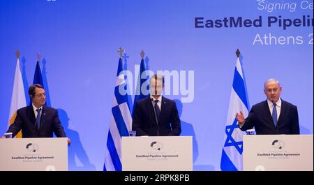 200102 -- ATHEN, 2. Januar 2020 -- der zyprische Präsident Nicos Anastasiades L, der griechische Premierminister Kyriakos Mitsotakis C und der israelische Premierminister Benjamin Netanjahu nahmen an einer Pressekonferenz Teil, nachdem am 2. Januar 2020 in Athen ein Abkommen über den Bau der Erdgaspipeline Ostmediterrane Meere unterzeichnet worden war. Griechenland, Zypern und Israel unterzeichneten hier am Donnerstag das zwischenstaatliche Abkommen über den Bau der Erdgaspipeline im östlichen Mittelmeerraum, die die Gasreserven der Region mit Griechenland und dem Rest Europas verbinden soll. GRIECHENLAND-ATHEN-ISRAEL-CY Stockfoto