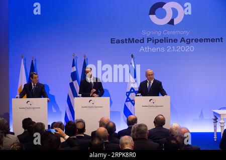 200102 -- ATHEN, 2. Januar 2020 -- der zyprische Präsident Nicos Anastasiades L, Rear, der griechische Premierminister Kyriakos Mitsotakis C, Rear und der israelische Premierminister Benjamin Netanyahu R, Rear nehmen an einer Pressekonferenz Teil, nachdem am 2. Januar 2020 in Athen ein Abkommen über den Bau der Erdgaspipeline Ostmediterrane Meere unterzeichnet wurde. Griechenland, Zypern und Israel unterzeichneten hier am Donnerstag das zwischenstaatliche Abkommen über den Bau der Erdgaspipeline im östlichen Mittelmeerraum, die die Gasreserven der Region mit Griechenland und dem Rest Europas verbinden soll. GRE Stockfoto