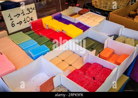 Nizza, Frankreich - 28. Mai 2023: Buntes natürliches Lavendel, Kirsche, Oliven, Jasmin, Zitrone, und Seife mit Meeresduft aus Marseille auf dem Cours Saleya Market Stockfoto