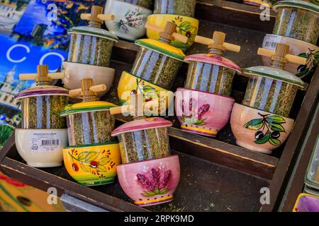 Nizza, Frankreich - 28. Mai 2023: Bunte Keramikgeschirr aus Keramik an einem Stand auf dem berühmten Markt von Cours Saleya in Nizza Stockfoto