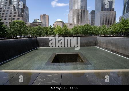 New York, USA - 21. Juli 2023: Einer der beiden Pools in der Gedenkstätte am 11. September in New York City. Stockfoto