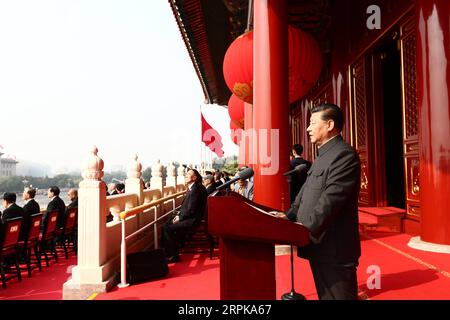 200105 -- PEKING, 5. Januar 2020 -- Xi Jinping, Generalsekretär des Zentralkomitees der Kommunistischen Partei Chinas, chinesischer Präsident und Vorsitzender der Zentralen Militärkommission, hält eine Rede bei einer großen Kundgebung, um den 70. Jahrestag der Gründung der Volksrepublik China auf dem Tian-Anmen-Platz in Peking, der Hauptstadt Chinas, am 1. Oktober 2019 zu feiern. XINHUA-BILDER DES JAHRES 2019 LanxHongguang PUBLICATIONxNOTxINxCHN Stockfoto