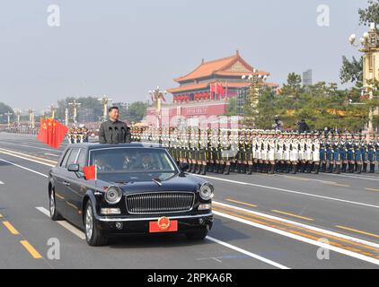 200105 -- PEKING, 5. Januar 2020 -- Xi Jinping, Generalsekretär des Zentralkomitees der Kommunistischen Partei Chinas, chinesischer Präsident und Vorsitzender der Zentralen Militärkommission, berichtet über die Streitkräfte während der Feierlichkeiten zum 70. Jahrestag der Gründung der Volksrepublik China in Peking, Hauptstadt Chinas, 1. Oktober 2019. XINHUA-BILDER DES JAHRES 2019 LixTao PUBLICATIONxNOTxINxCHN Stockfoto