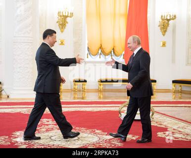 200105 -- PEKING, 5. Januar 2020 -- der chinesische Präsident Xi Jinping gibt dem russischen Präsidenten Wladimir Putin die Hand vor ihren Gesprächen in Moskau, Russland, am 5. Juni 2019. XINHUA-BILDER DES JAHRES 2019 LixXueren PUBLICATIONxNOTxINxCHN Stockfoto