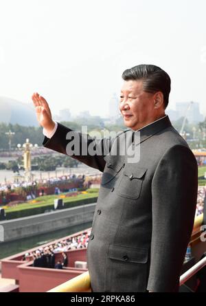 200105 -- PEKING, 5. Januar 2020 -- Xi Jinping, Generalsekretär des Zentralkomitees der Kommunistischen Partei Chinas, chinesischer Präsident und Vorsitzender der Zentralen Militärkommission, berichtet über die Streitkräfte während der Feierlichkeiten zum 70. Jahrestag der Gründung der Volksrepublik China in Peking, Hauptstadt Chinas, 1. Oktober 2019. XINHUA-BILDER DES JAHRES 2019 XiexHuanchi PUBLICATIONxNOTxINxCHN Stockfoto