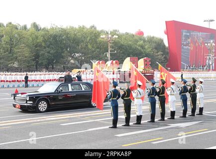 200105 -- PEKING, 5. Januar 2020 -- Xi Jinping, Generalsekretär des Zentralkomitees der Kommunistischen Partei Chinas, chinesischer Präsident und Vorsitzender der Zentralen Militärkommission, begrüßt die Flaggen der Kommunistischen Partei Chinas, die Nation und die Volksbefreiungsarmee zu Beginn seiner Überprüfung der Streitkräfte während der Feierlichkeiten zum 70. Jahrestag der Gründung der Volksrepublik China in Peking, Hauptstadt Chinas, 1. Oktober 2019. XINHUA-BILDER DES JAHRES 2019 DingxHaitao PUBLICATIONxNOTxINxCHN Stockfoto