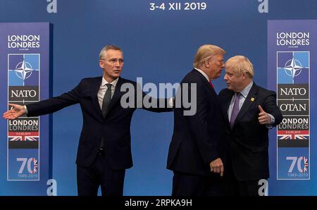 200105 -- PEKING, 5. Januar 2020 -- NATO-Generalsekretär Jens Stoltenberg L, britischer Premierminister Boris Johnson R begrüßt US-Präsident Donald Trump bei den offiziellen Ankünften zum NATO-Gipfel der Nordatlantischen Vertragsorganisation am 4. Dezember 2019 in London. XINHUA-BILDER DES JAHRES 2019-WELT HANXYAN PUBLICATIONXNOTXINXCHN Stockfoto