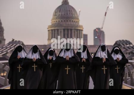 London, Großbritannien. September 2023. Sieben dämonische Nonnen steigen bei Sonnenaufgang auf die Millennium Bridge ab, um die bevorstehende Veröffentlichung von Warner Bros Pictures - The nun II mit Taissa Farmiga und Bonnie Aarons ab dem 8. September in den Kinos zu bewerben und zu feiern. Guy Corbishley/Alamy Live News Stockfoto