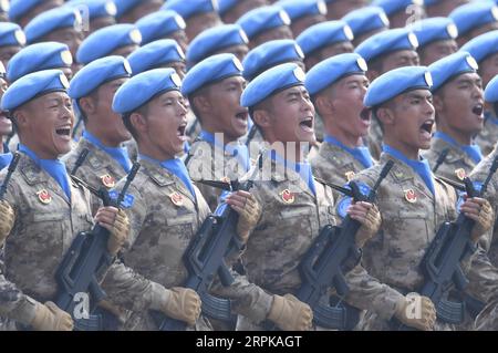 200105 -- PEKING, 5. Januar 2020 -- Eine Gruppe chinesischer Friedenstruppen nimmt an einer großen Militärparade Teil, die den 70. Gründungsjubiläum der Volksrepublik China in Peking, der Hauptstadt Chinas, am 1. Oktober 2019 feiert. XINHUA-BILDER DES JAHRES 2019 LiuxDawei PUBLICATIONxNOTxINxCHN Stockfoto