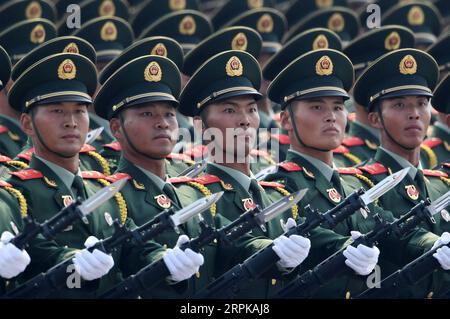 200105 -- PEKING, 5. Januar 2020 -- Eine Formation der bewaffneten chinesischen Volkspolizei nimmt an einer Militärparade Teil, die den 70. Jahrestag der Gründung der Volksrepublik China in Peking, der Hauptstadt Chinas, am 1. Oktober 2019 feiert. XINHUA-BILDER DES JAHRES 2019 LiuxDawei PUBLICATIONxNOTxINxCHN Stockfoto