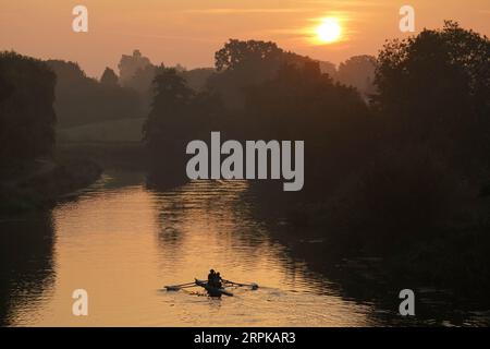 Mitglieder des Warwick Boat Clubs auf dem Fluss Avon sagen heute Morgen eine „letzte Dosis des Sommers“ voraus, mit warmen Sprüchen, die am Dienstag in südlichen Gebieten Englands 30 °C erreichen, und 32 °C am Mittwoch und Donnerstag in Zentral- und Südengland. Bilddatum: Dienstag, 5. September 2023. Stockfoto