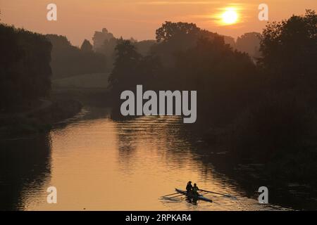 Mitglieder des Warwick Boat Clubs auf dem Fluss Avon sagen heute Morgen eine „letzte Dosis des Sommers“ voraus, mit warmen Sprüchen, die am Dienstag in südlichen Gebieten Englands 30 °C erreichen, und 32 °C am Mittwoch und Donnerstag in Zentral- und Südengland. Bilddatum: Dienstag, 5. September 2023. Stockfoto