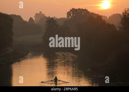 Mitglieder des Warwick Boat Clubs auf dem Fluss Avon sagen heute Morgen eine „letzte Dosis des Sommers“ voraus, mit warmen Sprüchen, die am Dienstag in südlichen Gebieten Englands 30 °C erreichen, und 32 °C am Mittwoch und Donnerstag in Zentral- und Südengland. Bilddatum: Dienstag, 5. September 2023. Stockfoto