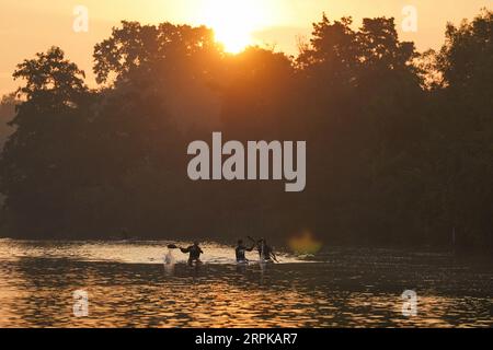 Mitglieder des Warwick Boat Clubs auf dem Fluss Avon sagen heute Morgen eine „letzte Dosis des Sommers“ voraus, mit warmen Sprüchen, die am Dienstag in südlichen Gebieten Englands 30 °C erreichen, und 32 °C am Mittwoch und Donnerstag in Zentral- und Südengland. Bilddatum: Dienstag, 5. September 2023. Stockfoto