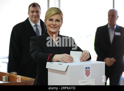 200105 -- ZAGREB, 5. Januar 2020 Xinhua -- die kroatische Präsidentschaftskandidatin und amtierende Präsidentin Kolinda Grabar-Kitarovic gibt ihre Stimme in einer Wahllokale während der zweiten Runde der Präsidentschaftswahlen in Zagreb, der Hauptstadt Kroatiens, am 5. Januar 2020 ab. Die kroatischen Wähler begannen am Sonntag um 7 Uhr Ortszeit 0600 GMT, ihre Stimmzettel in der Stichwahl abzugeben. Über 3,8 Millionen Wahlberechtigte werden ihren Präsidenten für die nächsten fünf Jahre zwischen dem amtierenden Präsidenten Kolinda Grabar-Kitarovic und dem ehemaligen Premierminister Zoran Milanovic wählen. Jurica Galoic/Pixsell über Xinhua Stockfoto